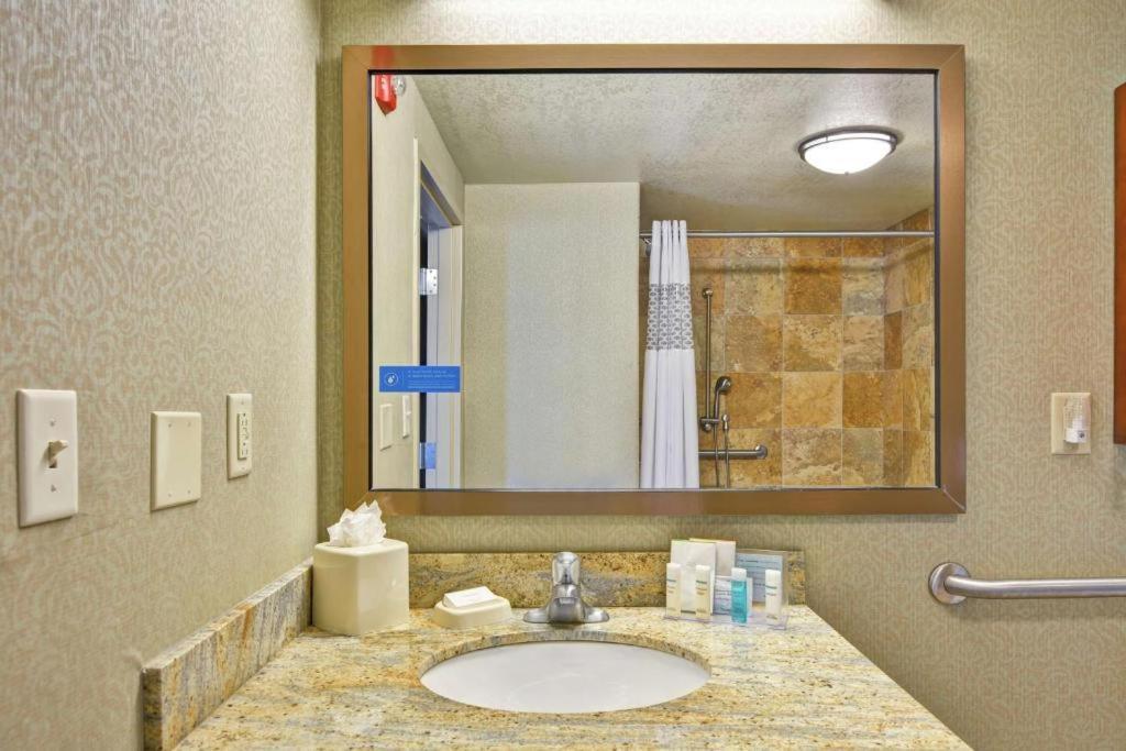 Hampton Inn And Suites New Hartford/Utica Zewnętrze zdjęcie